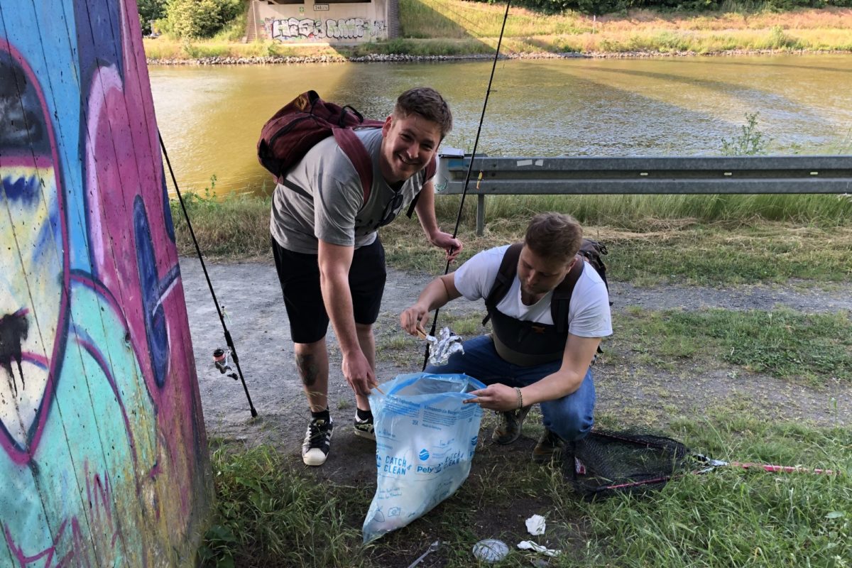 Niclas Benna und Kai Behme (li) aus dem Kreis Gifhorn finden, dass nach dem Angeln nicht nur fette Fische, sondern auch pralle Müllbeutel – mit in der Natur gesammeltem Abfall – einen Instagram Like wert sind. Der Catch & Clean Day findet am 17.07 statt.