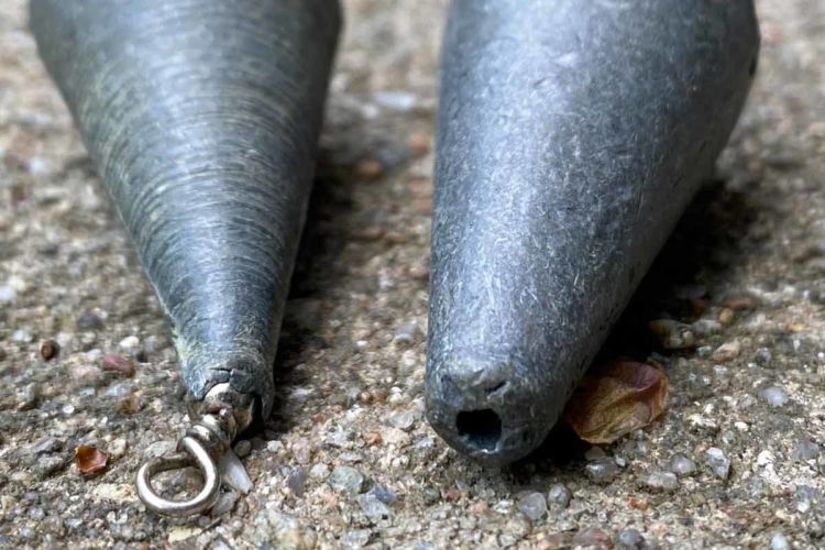 Ausrüstung zum Grundangeln mit Laufblei. Beide Bleie haben die gleiche Form, aber völlig unterschiedliche Systeme. Links ein Tropfenblei mit Öhr, rechts ein Tropfenblei mit Innenführung. Foto: F. Schlichting