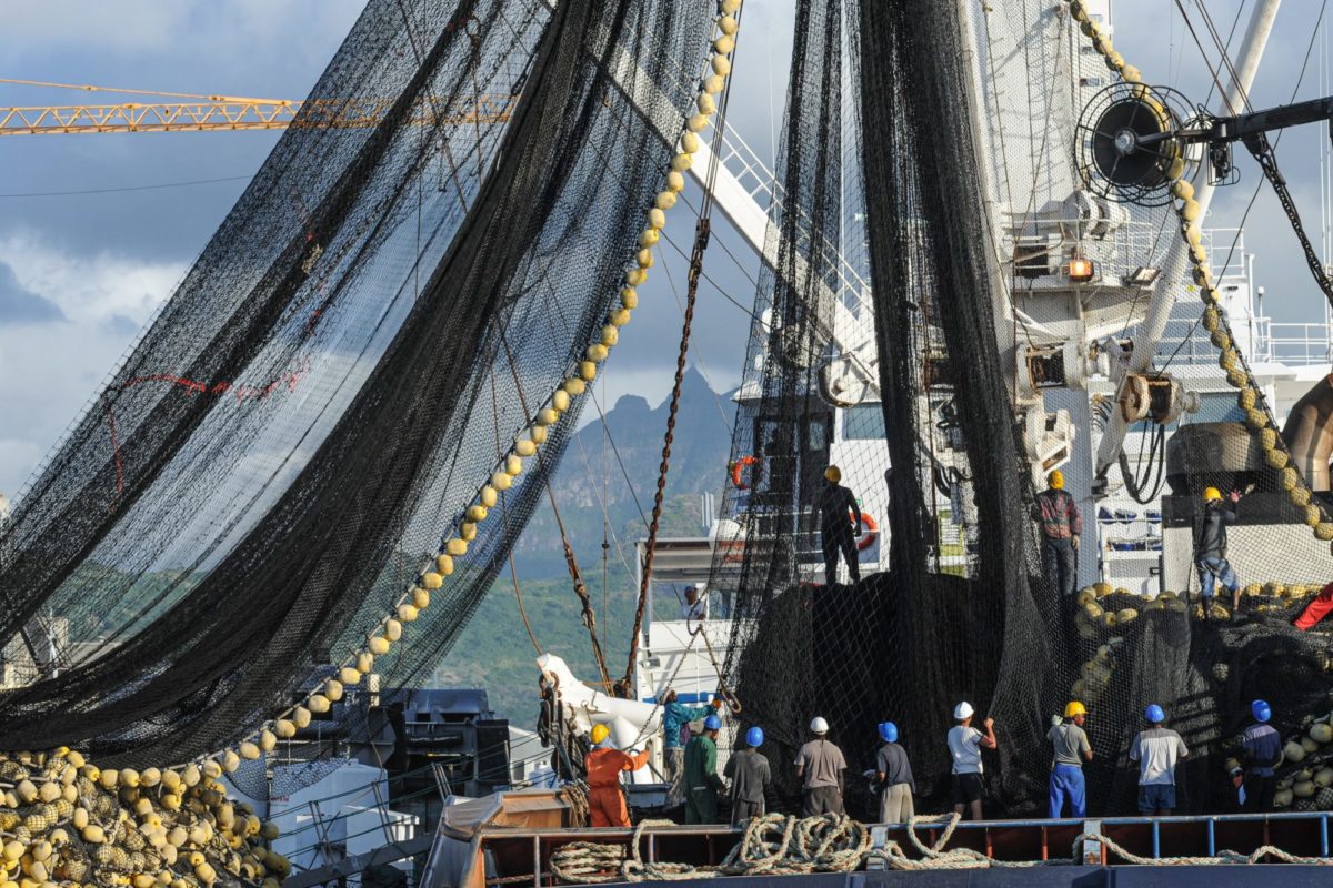 Kommerzielle Fischerboote, wie dieses vor Mauritius, bekommen Spritgeld vom Staat. Das könnte sich bald ändern!