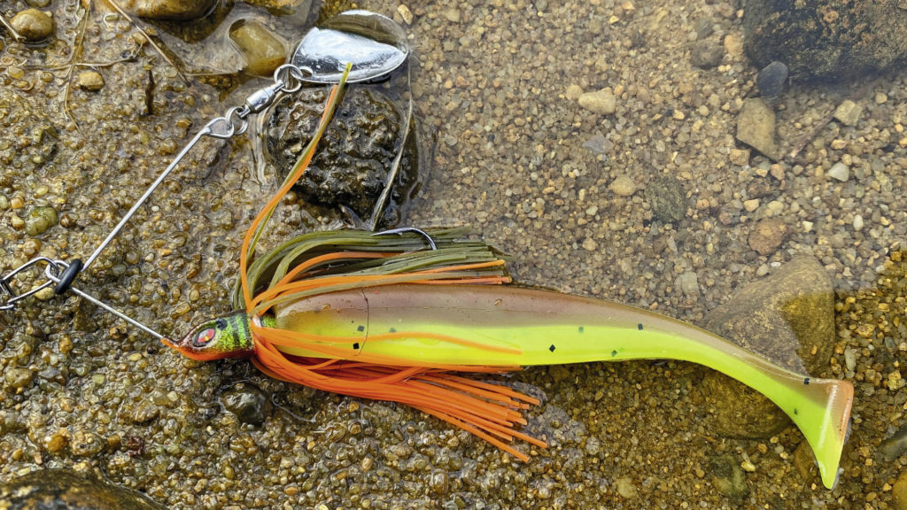 Der Mini-Spinnerbait passt größenmäßig für Barsch und Hecht und schiebt sogar das Kraut beiseite. Foto: R. Schwarzer