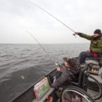 Das Angeln vom Boot gehört für viele Angler fest dazu. Für jene mit körperlichen Behinderungen ist es jedoch oft mit großen Hindernissen verbunden. Das „Wheelyboat“ soll nun barrierefreies Angeln ermöglichen. (Symbolfoto) Foto: B. Rozemeijer