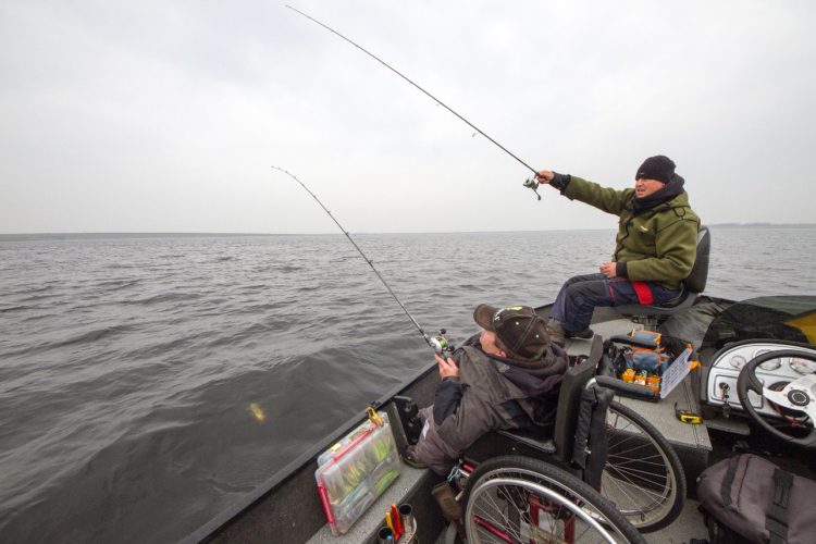 Das Angeln vom Boot gehört für viele Angler fest dazu. Für jene mit körperlichen Behinderungen ist es jedoch oft mit großen Hindernissen verbunden. Das „Wheelyboat“ soll nun barrierefreies Angeln ermöglichen. (Symbolfoto) Foto: B. Rozemeijer