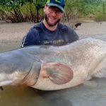 Tobias Stuurman mit seinem Rekordwels: 2,37 Meter maß der Fisch, den er am 17. August fangen konnte. Foto: beet.nl