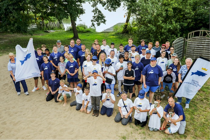 Ein Gruppenbild der Kinder, Betreuer und Unterstützer