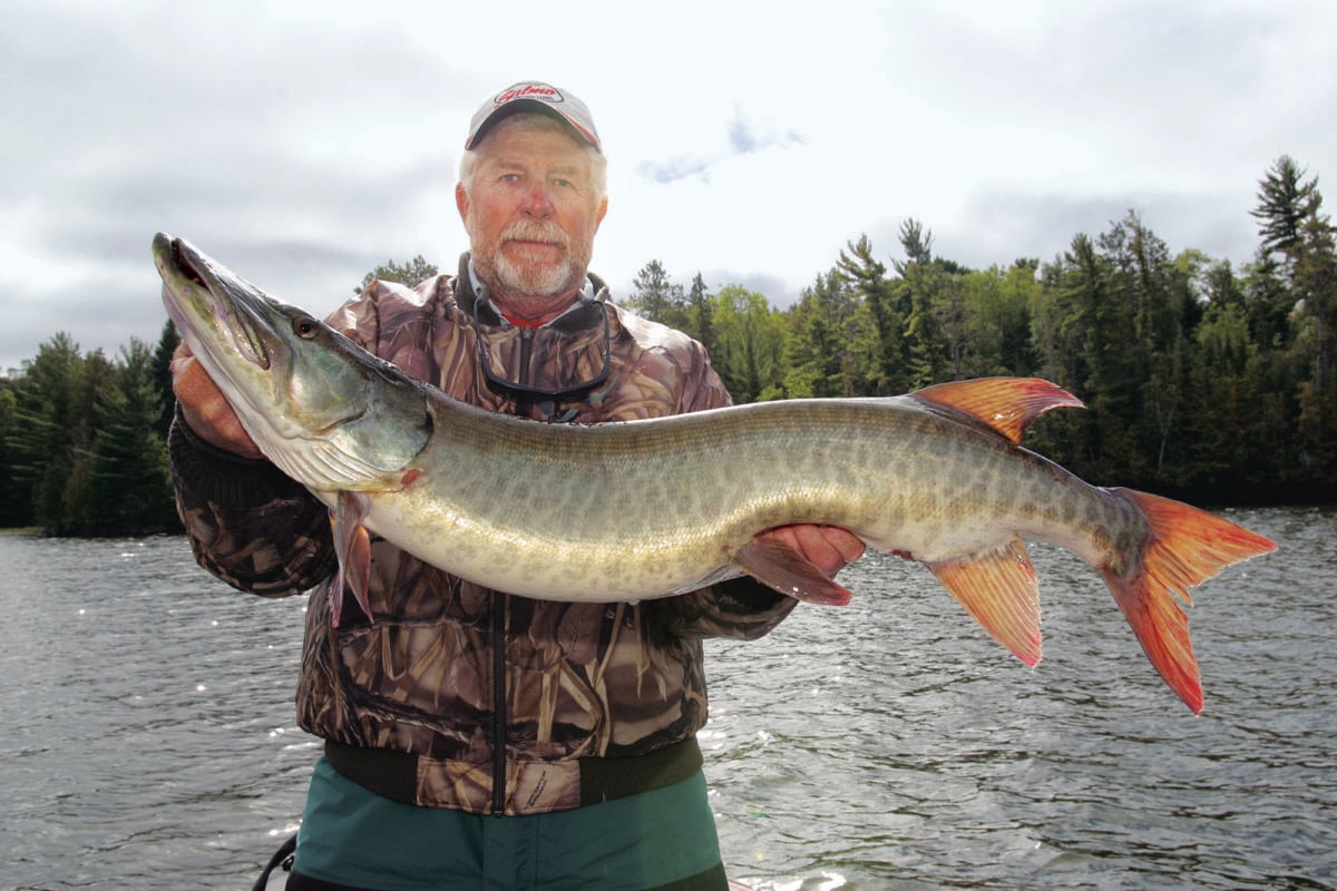 Angler mit Musky, Muskellunge