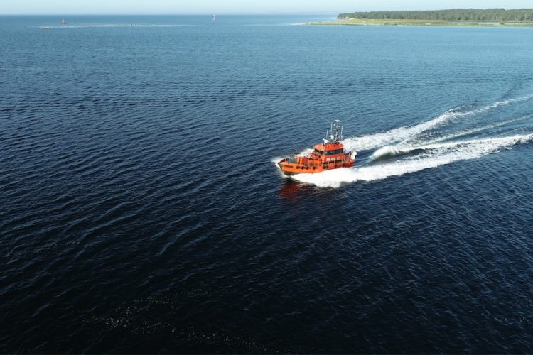 Ein Boot der Küstenwache fährt über das Wasser.