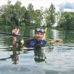 Stefan Seuß mit Angelgear und Taucherausrüstung im Wasser