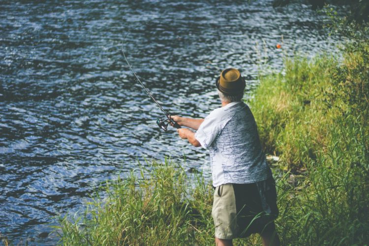 Angler am River Feale in Irland. (Symbolbild) Die Behörden im Land nutzen Drohnen, um Schwarzangler zu finden. Foto: Corey Hearne / Unsplash