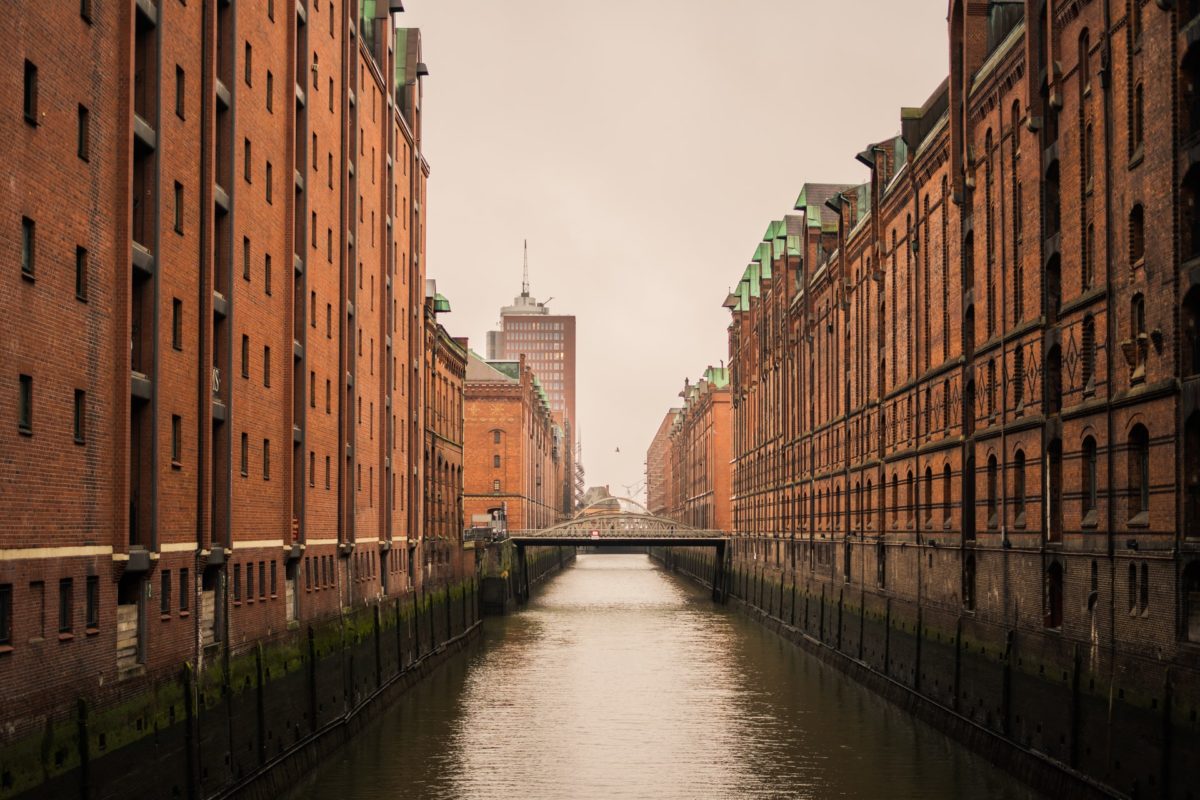 Unter anderem zieht es die Redaktion beim Angeln am Wochenende diesmal in die Hamburger Speicherstadt. Foto: Jonas / Unsplash