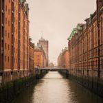 Unter anderem zieht es die Redaktion beim Angeln am Wochenende diesmal in die Hamburger Speicherstadt. Foto: Jonas / Unsplash