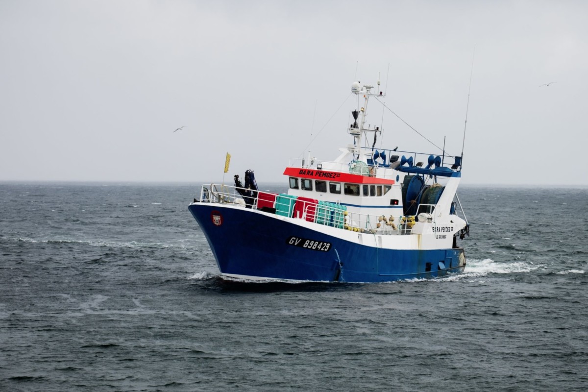 Fischerboot auf Wasser.