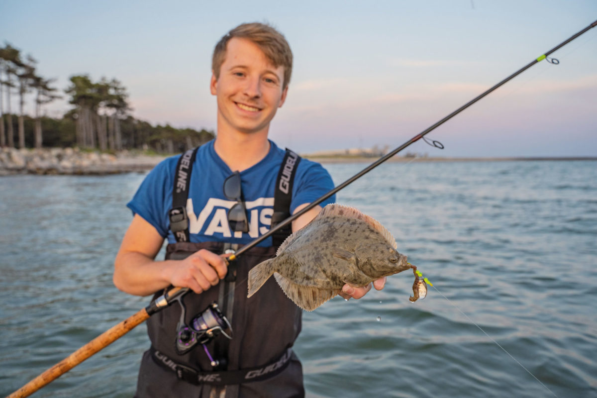 Florians letzte Platte aus Dänemark (keine Scholle, Flunder!), das war vor einem Jahr im Juli. Diesmal geht’s zum Angeln am Wochenende nach Langeland, nicht vom Ufer, sondern mit dem dicken Aluboot. Und Sie wissen ja: Je dicker das Boot, desto mehr Fisch … :-) Foto: F. Pippardt