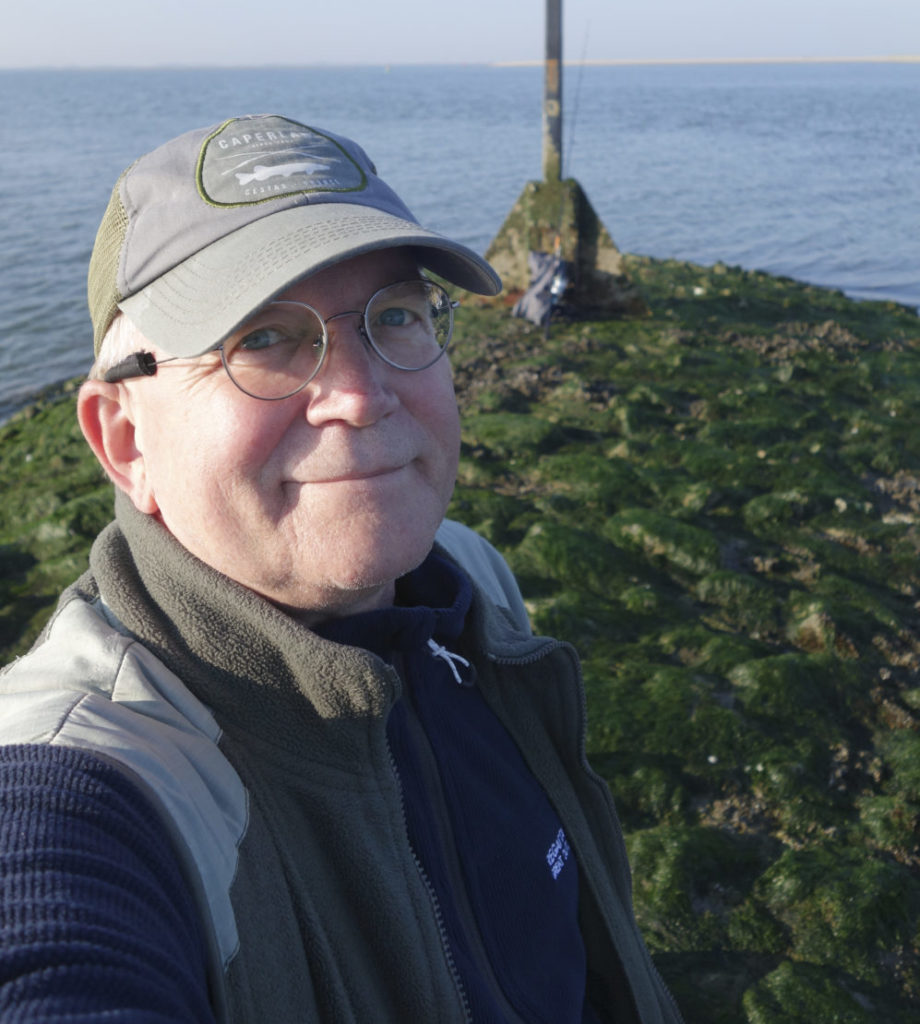 Diplom-Biologe und BLINKER-Fachautor Dr. Wolfgang Schulte fand das Walross auf Baltrum, als er sich am Morgen zum Wolfsbarschangeln aufmachte. Er kontaktierte die Naturschutzbehörde sowie die Polizei. Foto: W. Schulte