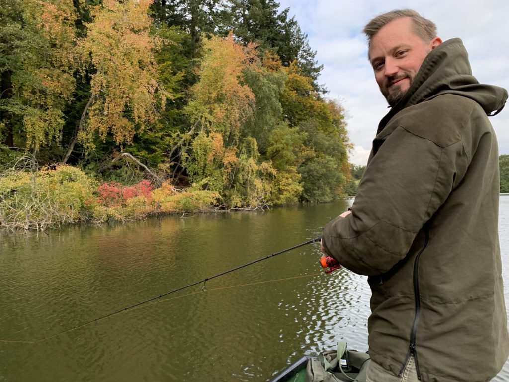 Das Herbstlaub erstrahlt in fast allen Farben, die Fische stehen aber nicht mehr in der Deckung der Büsche, sondern sehr viel tiefer.