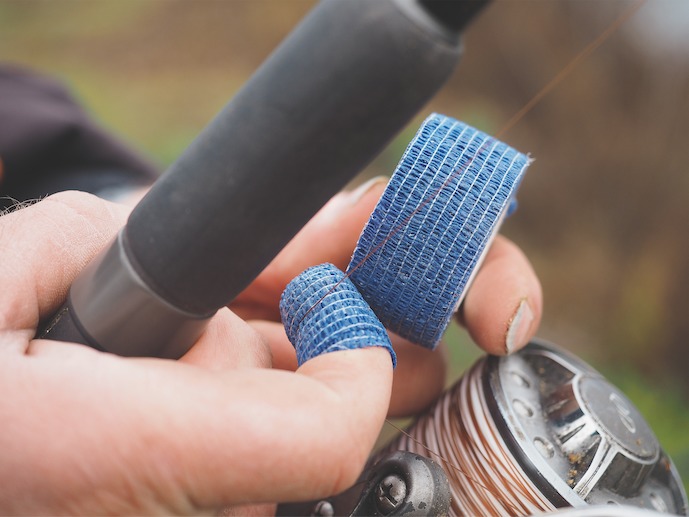 Damit die Schlagschnur nicht in den Finger einschneidet, umklebt Michael diesen mit Elastikband. Foto: M. Schlögl