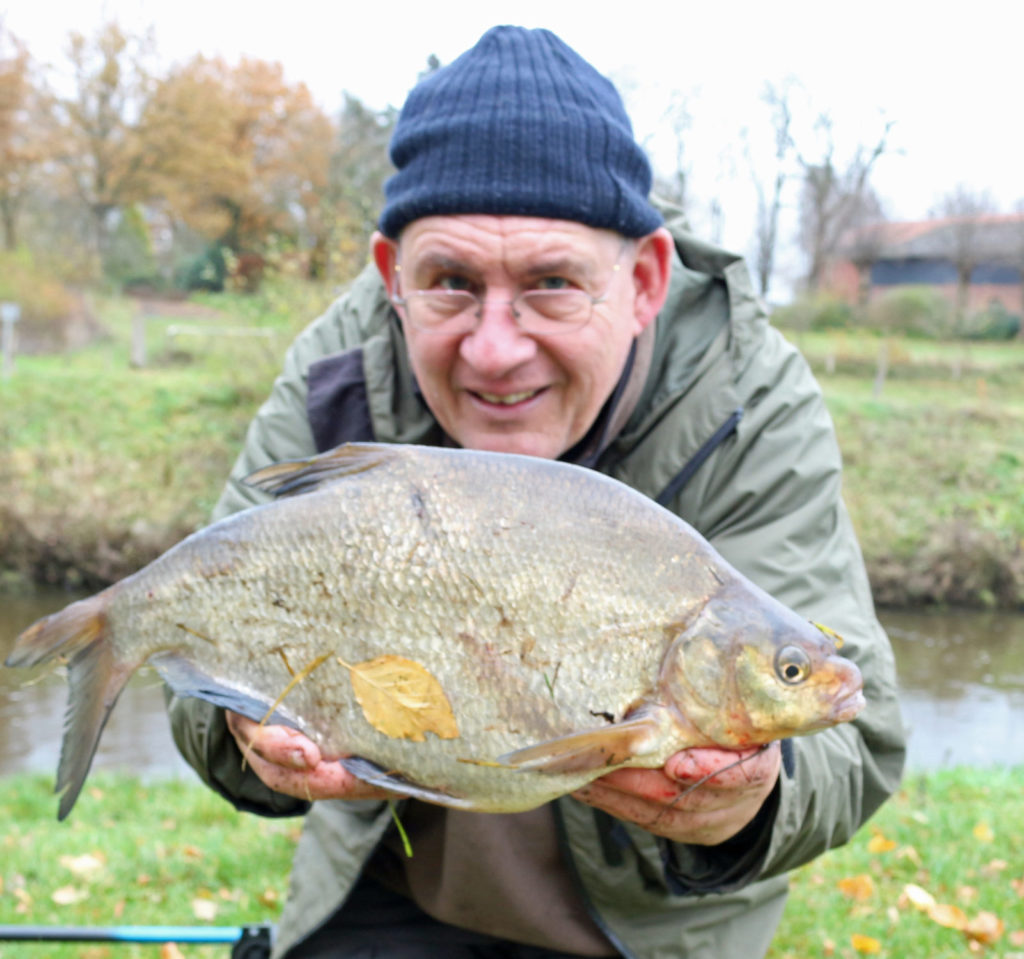 André mit der Brassen-Kugel. Solch ein Exemplar fängt man auch nicht alle Tage. Foto: André Pawlitzki