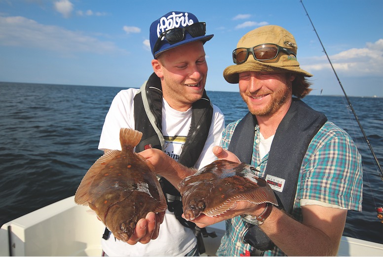 Doppelschlag: Die zwei schönen Schollen bissen fast zeitgleich. Oft liegen die Fische dicht beieinander. Dann heißt es, dranbleiben und die Drift wiederholen. Foto: Johannes Radtke