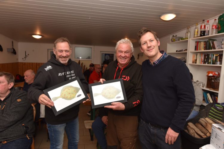 Auch Heinz Galling (links) und Horst Hennings, die Moderatoren von „Rute raus, der Spaß beginnt!“, waren beim Doc and Friends Cup dabei. Organisator Niclas Detels (rechts) freute sich über die Ehrengäste.