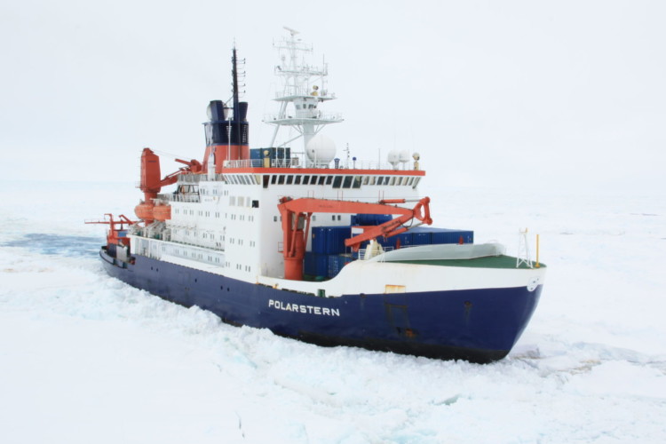 Expeditionsschiff "Polarstern" im antarktischen Eis.