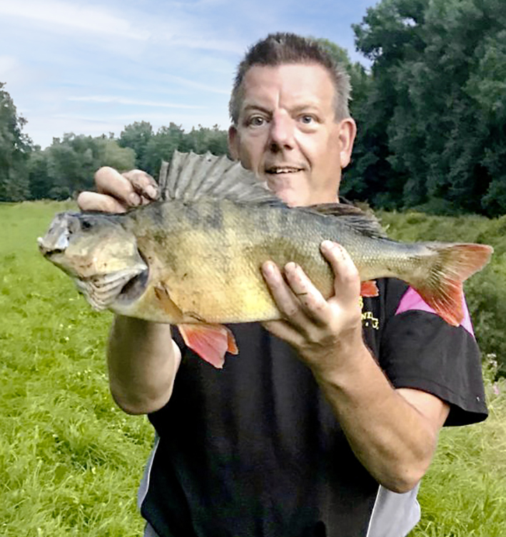 Beim Dropshotten fing Andreas Burs einen 53 Zentimeter langen Barsch auf einen Kunstköder. Der kugelrunde Fisch wog 4 Pfund 377 Gramm. Zuerst hatte Andreas einen Fisch beim wiederholten Rauben gesehen, aber eher an einen Hecht gedacht.