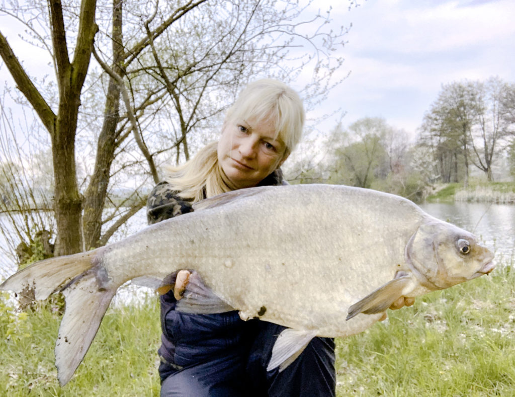 Beim Feedern mit Mini-Boilies in einem Teich hakte Nadine Kühn einen XXL-Klodeckel von 74 Zentimetern. Es ist ihr größter Brassen überhaupt.