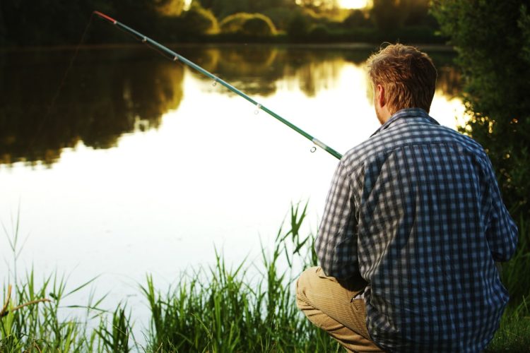 Welcher Angler verbringt nicht gern so viel Zeit wie möglich am Wasser? Einem Neuseeländer wurde das zum „Verhängnis“: Seine Frau wollte ihn im Internet versteigern. Foto: Pixabay / andreas160578