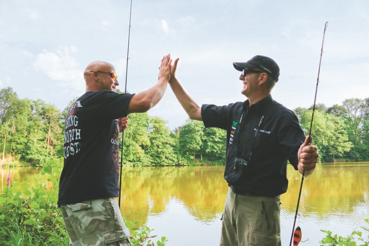 High Five! Mit Freunden wird die Zeit am Wasser noch schöner. Aber wehe dem Angler, der vom Pech verfolgt wird … Foto: F. Pippardt