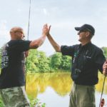 High Five! Mit Freunden wird die Zeit am Wasser noch schöner. Aber wehe dem Angler, der vom Pech verfolgt wird … Foto: F. Pippardt