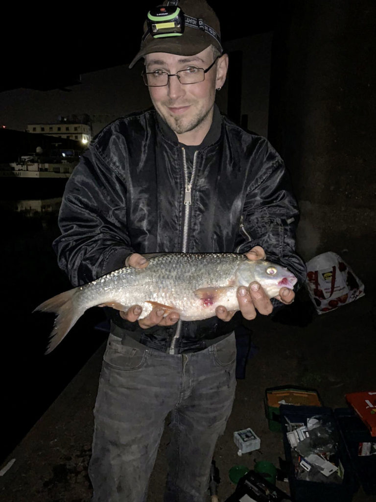 Statt eines Aals fing Andreas Lotz im Rhein bei Duisburg ein Rotauge von 45 Zentimetern. Der Fisch nahm einen Tauwurm beim Nachtangeln.