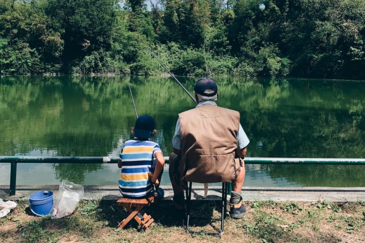 Ganz gleich, ob jung oder alt: Angeln ist für die geistige Gesundheit ungemein förderlich. Das wird Ihnen jeder Angler bestätigen! Foto: Unsplash / Frederico Giampieri