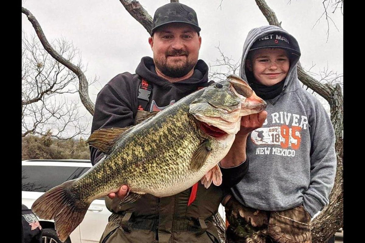 Forellenbarsch Texas: Brodey Davis mit seinem Rekordfisch