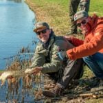 Der begnadete Angler Pieter Beelen begleitete Johannes zum Fliegenfischen in Holland. Einen Guide braucht man an den übersichtlichen Gewässern und der hohen Fischdichte aber wahrlich nicht. Foto: Sander Boer / Sportvisserij Nederland