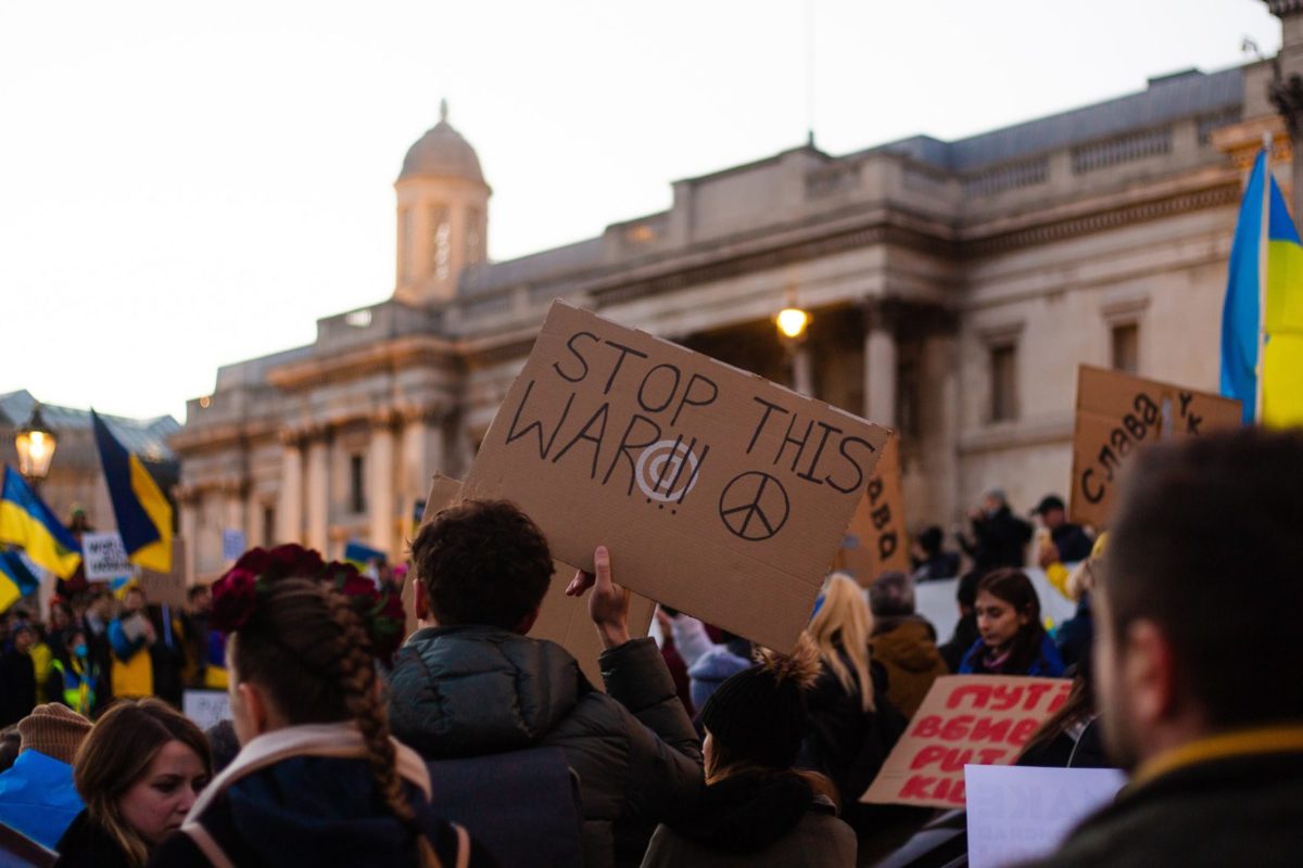 „Stop this war!“ – Demonstranten in London zeigen sich solidarisch mit der Ukraine. (Symbolbild) Foto: Unsplash / Karollyne Hubert