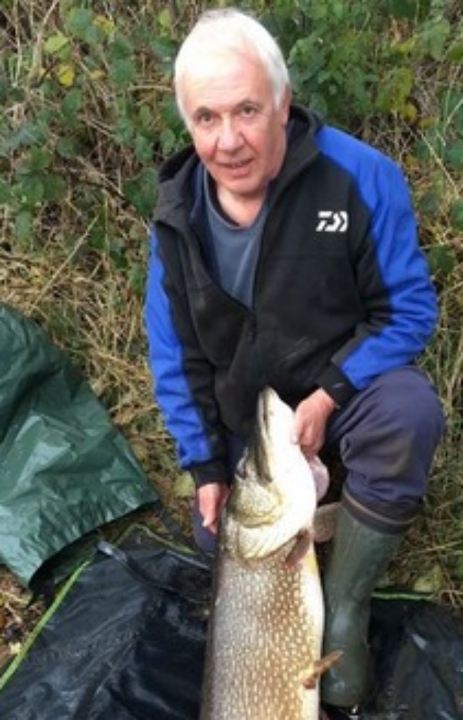 Seinen zweiten Esox über 40lb fing Hechtpapst Neville Fickling in einem See der Midlands. Quelle: Angling Times; Nevilles Facebook