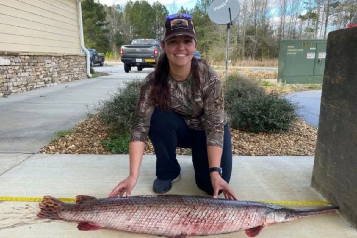 Anglerin Rachel Harrison mit ihrem Rekordfisch. Der Knochenhecht brachte über 14 Kilo auf die Waage. Foto: Georgia Natural Resources