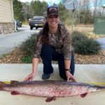 Anglerin Rachel Harrison mit ihrem Rekordfisch. Der Knochenhecht brachte über 14 Kilo auf die Waage. Foto: Georgia Natural Resources