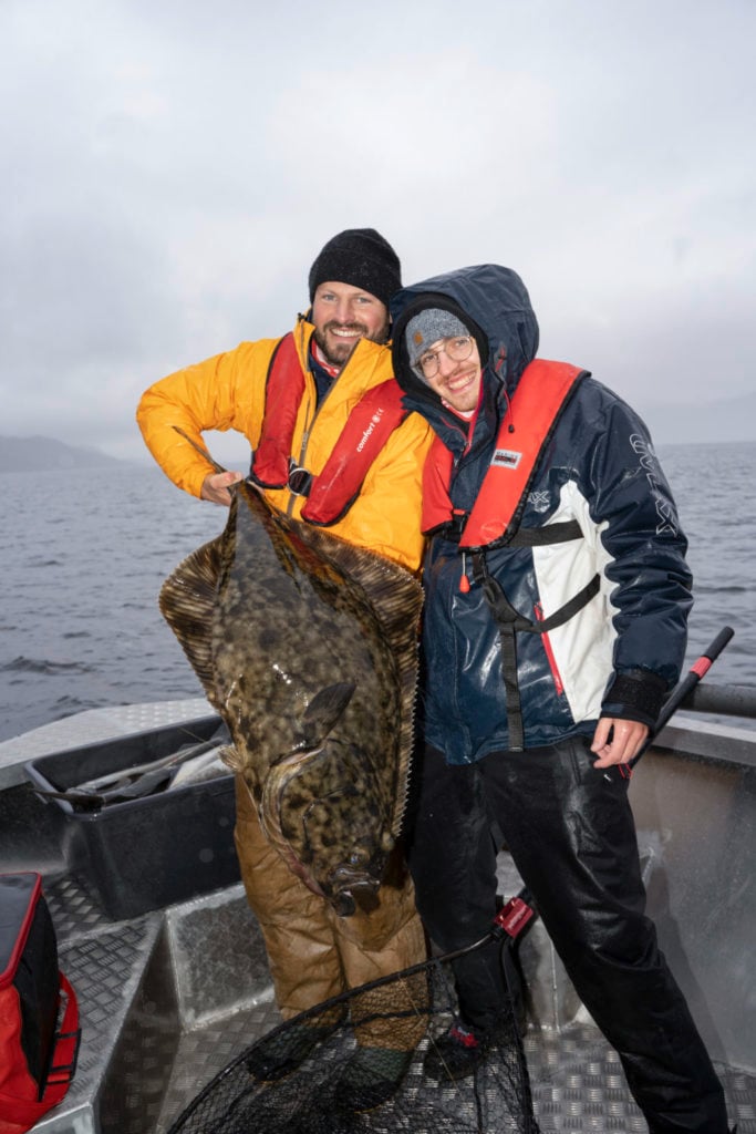 Freude trotz „Schietwetter“! Gegen Ende der Reise an den Velfjord war es fast egal, wo geangelt wurde, überall gab es Butt! Foto: J. Radtke