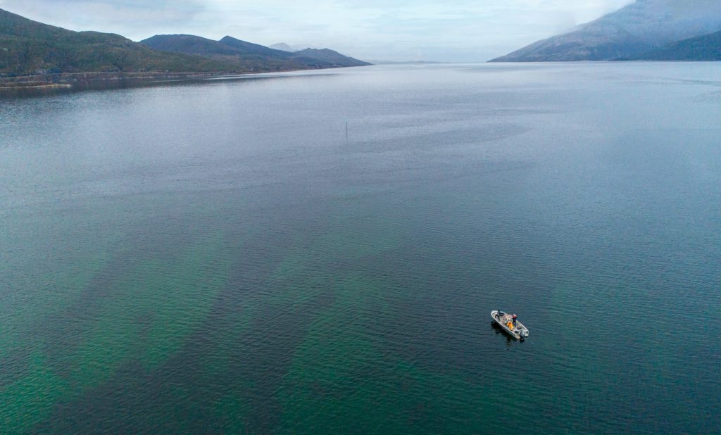 Der spätherbst­liche Himmel hängt schwer über dem Velfjord. Doch die triste, müde Stimmung trügt! Es hängt eine fast greifbare Anspannung über dem Flachwasser – wo der Butt lauert. Foto: J. Radtke