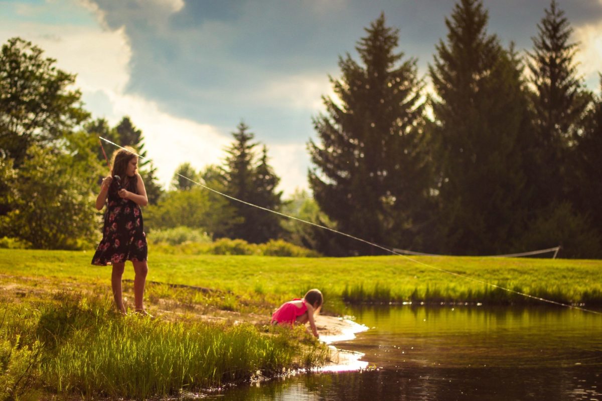 Je früher Kinder mit dem Angeln anfangen können, desto eher bleiben sie auch später dabei. Foto: Unsplash / Luke Brugger