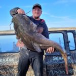 Angler Ethan Evink mit seinem Rekord-Wels aus dem Missouri River (South Dakota).