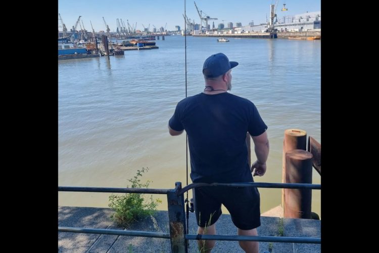 Angelo Aykurt von Elbcoast-Guiding hat bereits geahnt, dass es ein Fischsterben in der Elbe geben würde. Und es wird nicht das letzte sein. Foto: A. Aykurt (via Instagram)