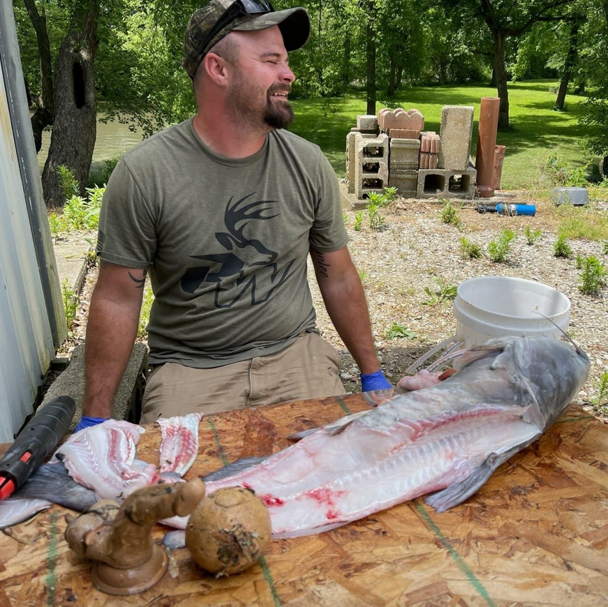 Beim Ausnehmen dann die Überraschung: Im Magen des Welses steckte neben einem Ball auch ein großes Sex-Toy. Man beachte das Größenverhältnis zwischen Fisch und Müll … Foto: R. Kesar