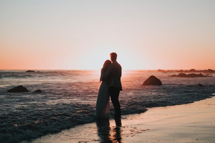 „Lass uns angeln gehen!“ Für die junge Braut Eliot Granville wurde ihre Hochzeitsnacht zu einem besonderen Erlebnis. (Symbolbild) Foto: Nathan Dumlao / Unsplash