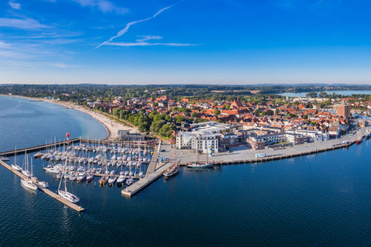 So idyllisch die Eckernförder Bucht von außen erscheint – die Ostsee ist in keinem guten Zustand. Daher hat ein von der Deutschen Bundesstiftung Umwelt (DBU) gefördertes Projekt untersucht, wie menschliche Aktivitäten mit marinen Lebensräumen besser in Einklang gebracht werden können. Foto: Eckernförde Touristik & Marketing GmbH; Fotograf: Luftbildservice Bernot