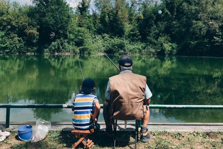 Angler sind in allen Altersgruppen zu finden. Doch ihr Anteil an der Gesamtbevölkerung ist von Land zu Land unterschiedlich. Foto: Unsplash / Federico Giampieri