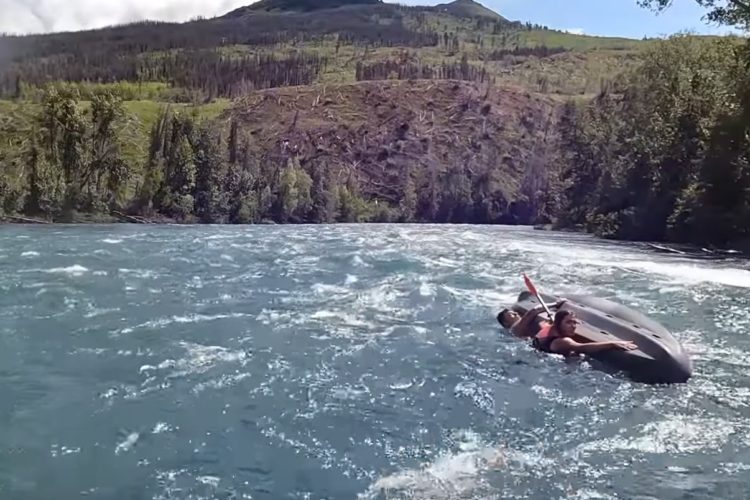 Angler retteten zwei Kajakfahrer am Kenai River vor dem Ertrinken. Foto: Codepak Campers (via YouTube)