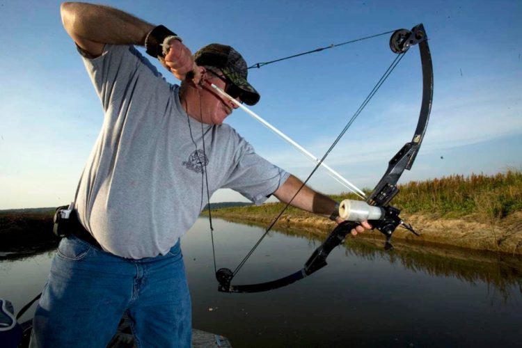 Ausrüstung zum Bogenfischen: Ein Hybrid aus Angelrute und Jagdwerkzeug.