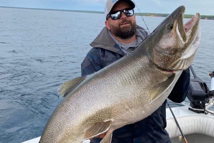 Chris VanEvera mit seinem kapitalen amerikanischen Seesaibling (Lake Trout), den er im Lake Superior in Michigan fing.