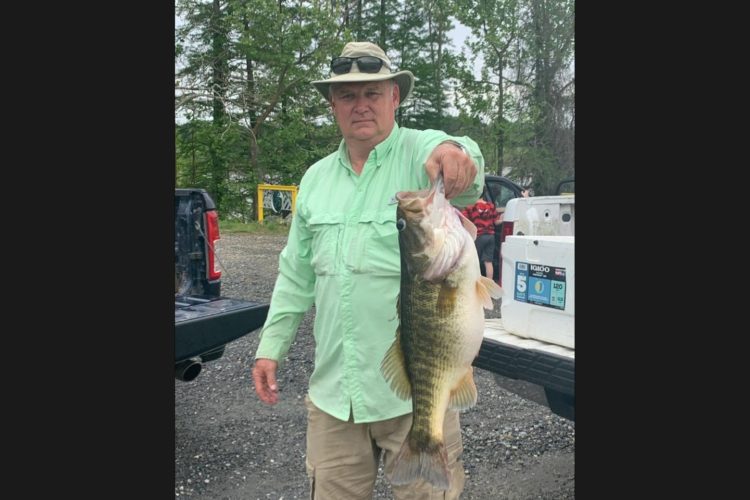 Mit einem shoal bass von fast 3,8 Kilo knackte Clark Wheeler den Staatsrekord.