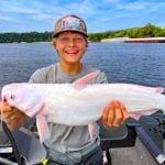 Angelguide Richard Simms hielt den weißen Wels seines 15-jährigen Gastes für einen Albino. Wissenschaftler waren sich da nicht so sicher. Foto: Scenic City Fishing Charters